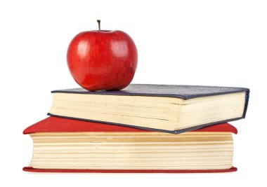 Kırmızı elma ve beyaz arka plan üzerinde izole eski kitaplar