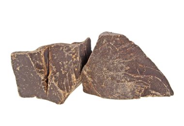 Beyaz arka planda izole edilmiş çikolata parçaları