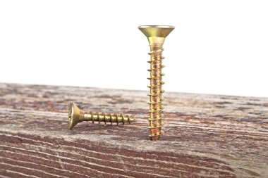 Eski ahşap tahta, beyaz arka plana altın vidalar vidalı