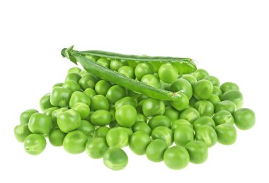 Beyaz arkaplanda taze yeşil bezelyeler.