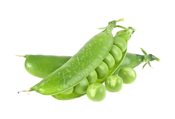 Guisantes verdes frescos aislados sobre un fondo blanco — Foto de Stock