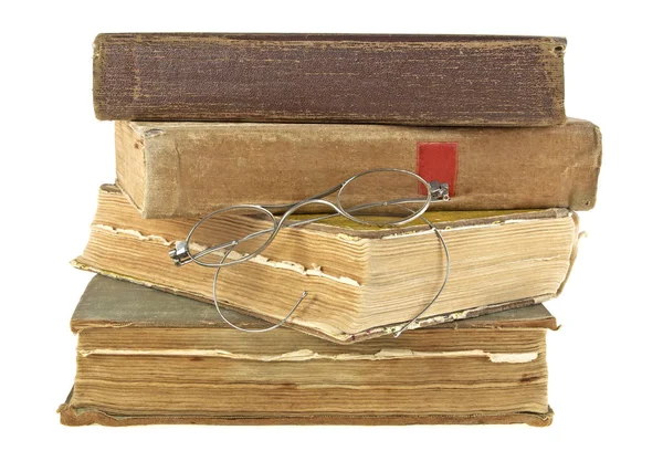 Старі книги та старі окуляри ізольовані на білому тлі — стокове фото