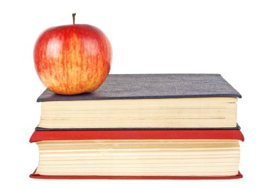 Kırmızı elma ve beyaz arka plan üzerinde izole eski kitaplar