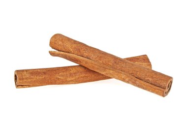 beyaz zemin üzerinde izole iki tarçın sopa