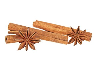beyaz zemin üzerinde anason ve tarçın çubukları izole