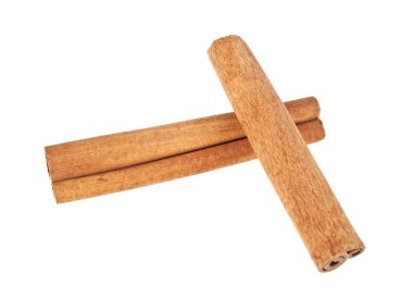 beyaz zemin üzerinde izole iki tarçın sopa