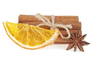 Kurutulmuş portakal, anason ve üzerinde beyaz backgr izole tarçın