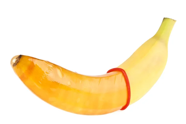 Condón rojo y plátano aislados sobre fondo blanco. Sexo seguro con — Foto de Stock
