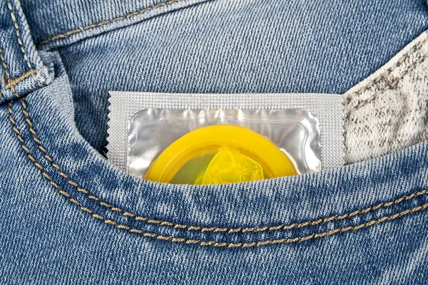 Bir mavi kot pantolon cebinde renkli prezervatif