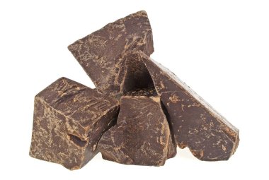 Beyaz arka planda izole edilmiş çikolata parçaları