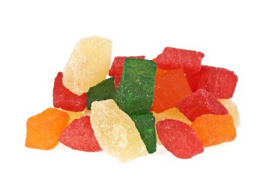 Beyaz bir arka plan üzerinde şekerlenmiş meyve grubu