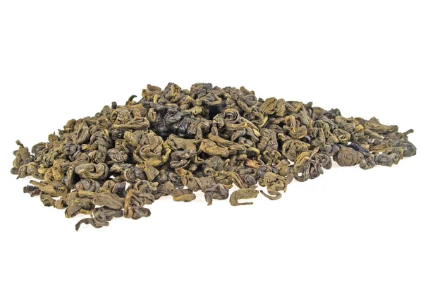 Куча сухого зеленого чая на белом фоне — стоковое фото