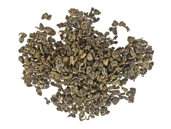 Купа сухого зеленого чаю ізольовані на білому тлі — стокове фото