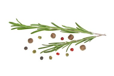 Biberiye ve beyaz bir arka planda, closeup karabiber