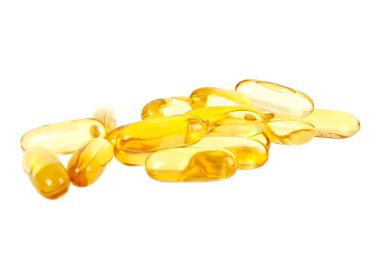 Morina ciğeri yağı omega 3 jel kapsülleri beyaz arka planda izole