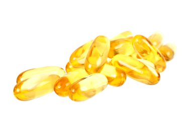 Morina ciğeri yağı omega 3 jel kapsülleri beyaz arka planda izole