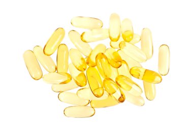 Morina ciğeri yağı omega 3 jel kapsülleri beyaz arka planda izole,