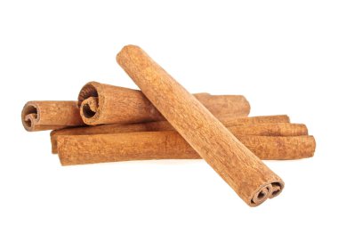 Tarçın çubukları beyaz arkaplanda izole