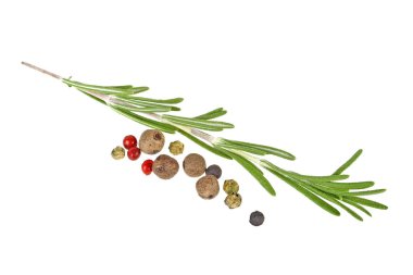 Biberiye ve beyaz bir arka planda, closeup karabiber