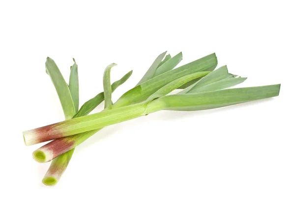 Junge grüne Knoblauchblätter isoliert auf weißem Hintergrund — Stockfoto