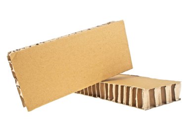 beyaz zemin üzerine karton