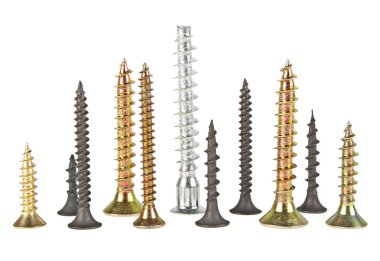 Beyaz arkaplanda çeşitli vidalar