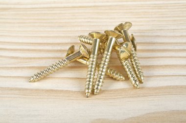 Ahşap tahta üzerinde altın vidalar