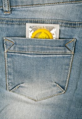 Mavi jeans cebinde sarı prezervatif 