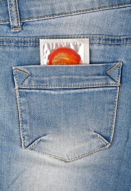 Mavi jeans cebinde kırmızı prezervatif