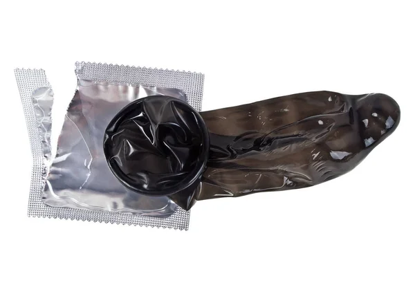 Чорний презерватив ізольований на білому тлі, готовий до використання — стокове фото