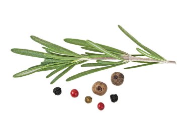 Biberiye ve beyaz bir arka planda, closeup karabiber