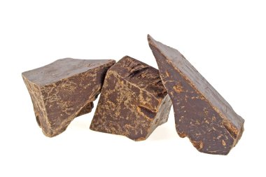 Beyaz arka planda izole edilmiş çikolata parçaları