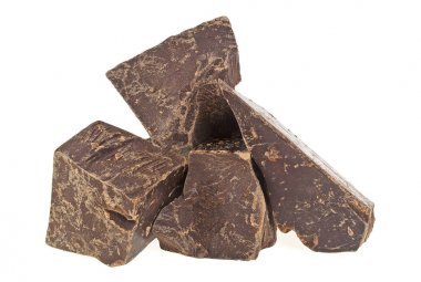 Beyaz arka planda izole edilmiş çikolata parçaları