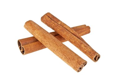 Tarçın çubukları beyaz arkaplanda izole