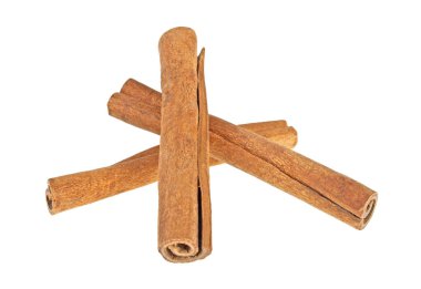 Tarçın çubukları beyaz arkaplanda izole