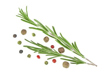 Biberiye ve beyaz bir arka planda, closeup karabiber