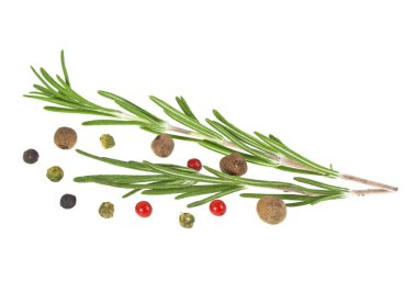 Biberiye ve beyaz bir arka planda, closeup karabiber