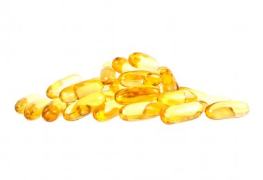 Morina ciğeri yağı omega 3 jel kapsülleri beyaz arka planda izole