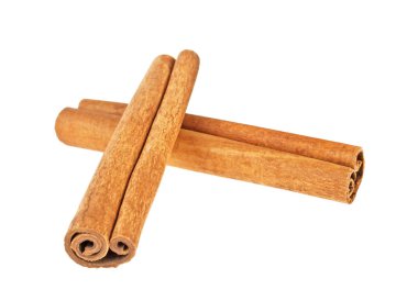 Beyaz arka plan üzerinde iki tarçın