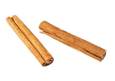 Beyaz arka plan üzerinde iki tarçın