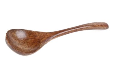 Tahta kaşık beyaz arkaplanda izole edildi