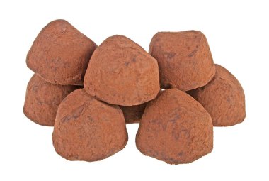 Beyaz arka planda izole çikolatalı trüf.