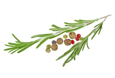 Biberiye ve beyaz bir arka planda, closeup karabiber