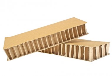 beyaz zemin üzerine karton