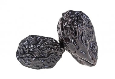 Füme beyaz bir arka plan üzerinde izole kuru erik yakın çekim