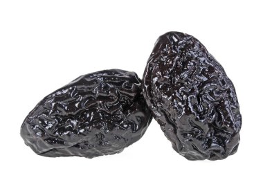 Füme beyaz bir arka plan üzerinde izole kuru erik yakın çekim