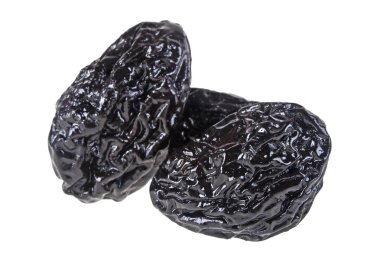 Füme beyaz bir arka plan üzerinde izole kuru erik yakın çekim