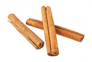 Tarçın çubukları beyaz arkaplanda izole