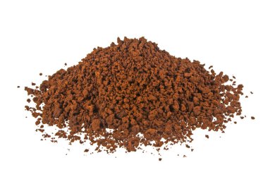 Anlık kahve tanelerinin beyaz arka plan üzerinde izole kazık