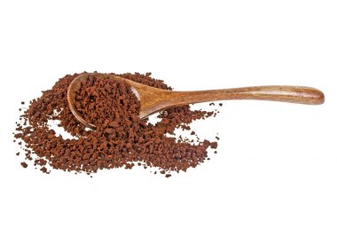 Tahta kaşık beyaz bir arka plan üzerinde hazır kahve taneleri